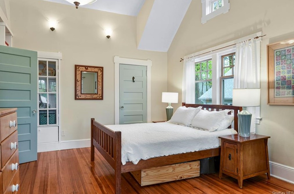 16 Myrtle Blvd, Larchmont NY  10538-1823 exterior