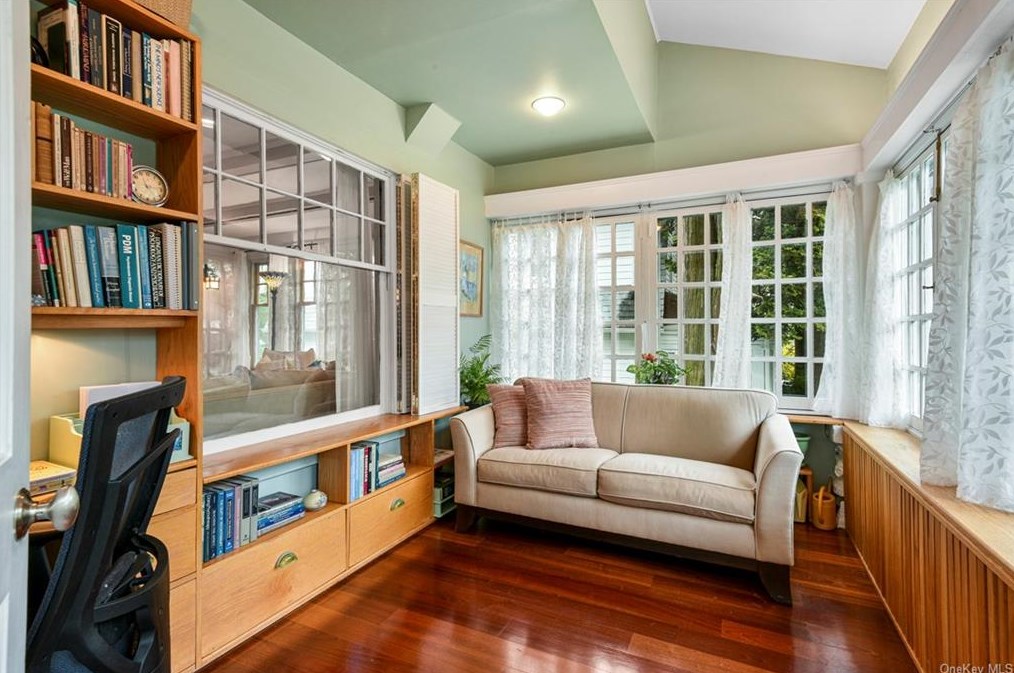 16 Myrtle Blvd, Larchmont NY  10538-1823 exterior