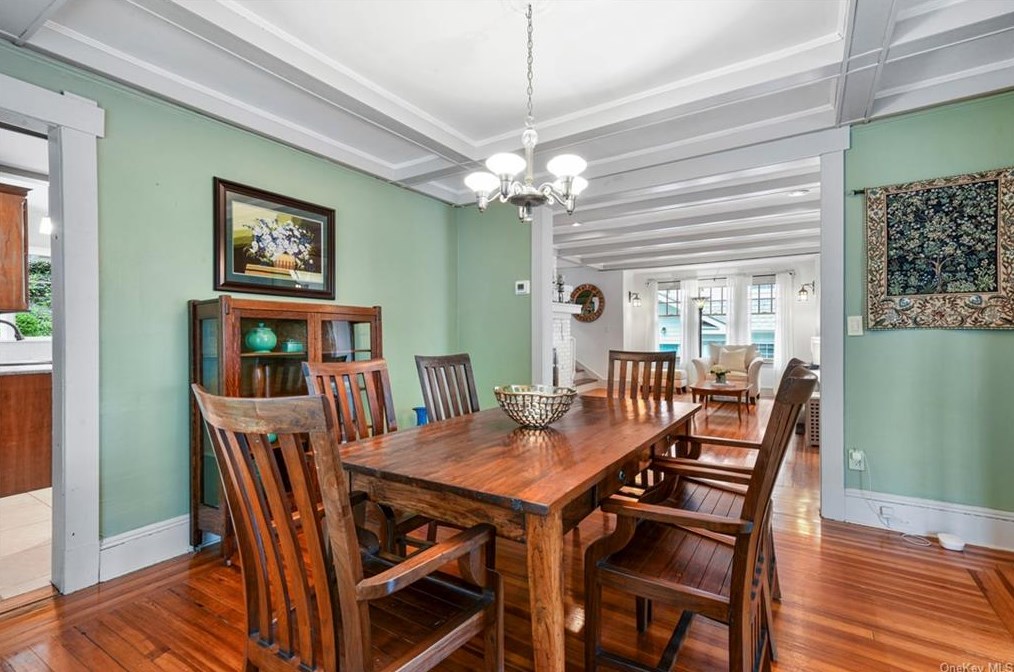16 Myrtle Blvd, Larchmont NY  10538-1823 exterior