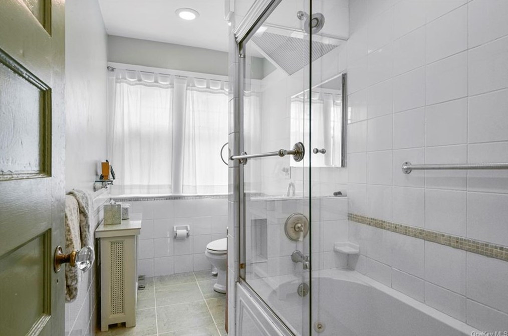 16 Myrtle Blvd, Larchmont NY  10538-1823 exterior