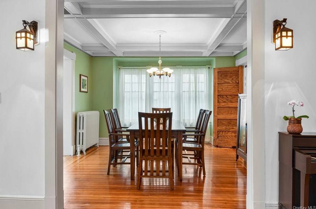 16 Myrtle Blvd, Larchmont NY  10538-1823 exterior