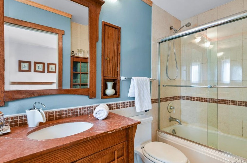 16 Myrtle Blvd, Larchmont NY  10538-1823 exterior
