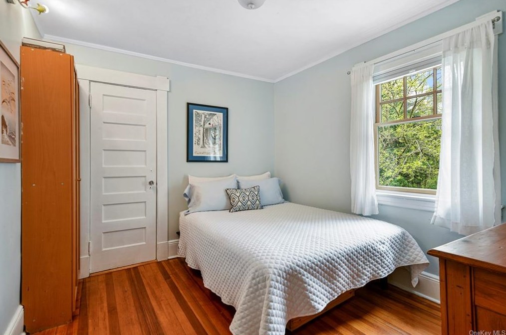 16 Myrtle Blvd, Larchmont NY  10538-1823 exterior