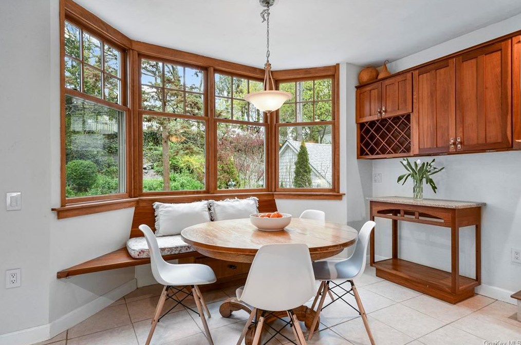 16 Myrtle Blvd, Larchmont NY  10538-1823 exterior