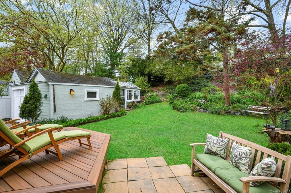 16 Myrtle Blvd, Larchmont NY  10538-1823 exterior