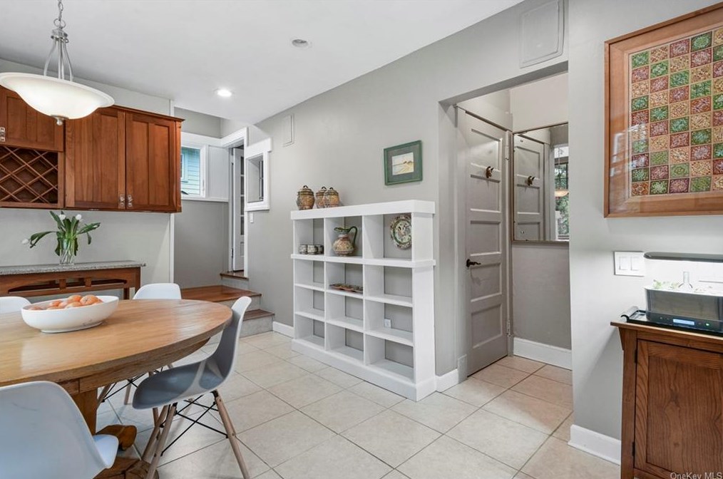 16 Myrtle Blvd, Larchmont NY  10538-1823 exterior