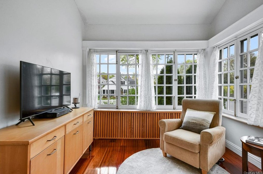 16 Myrtle Blvd, Larchmont NY  10538-1823 exterior