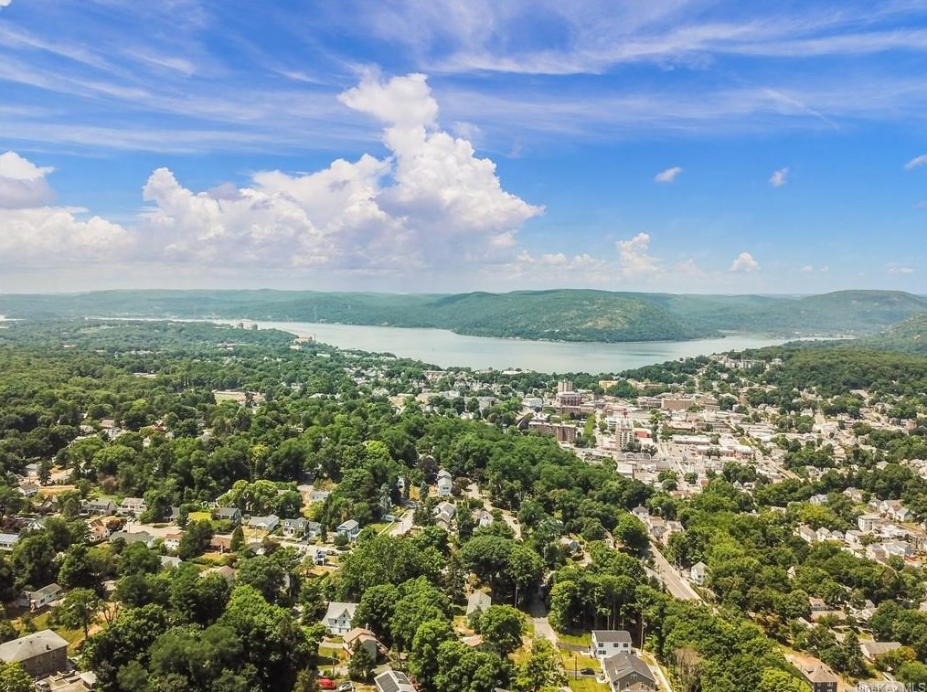 1 Lakeview Dr, Peekskill NY  10566-2222 exterior