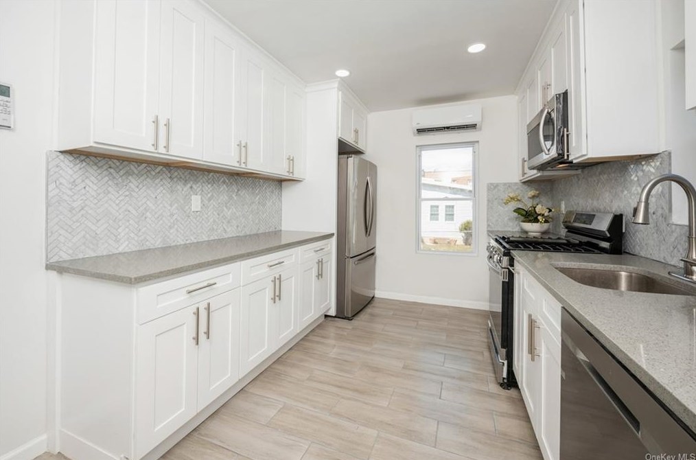 16 Moultrie Ave, Yonkers NY 10710-5410 exterior