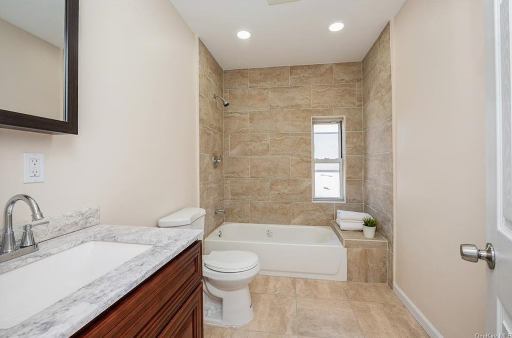 16 Moultrie Ave, Yonkers NY 10710-5410 exterior