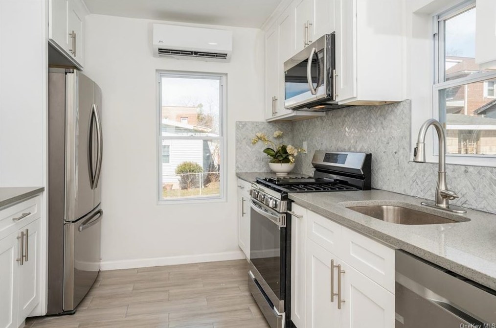 16 Moultrie Ave, Yonkers NY 10710-5410 exterior