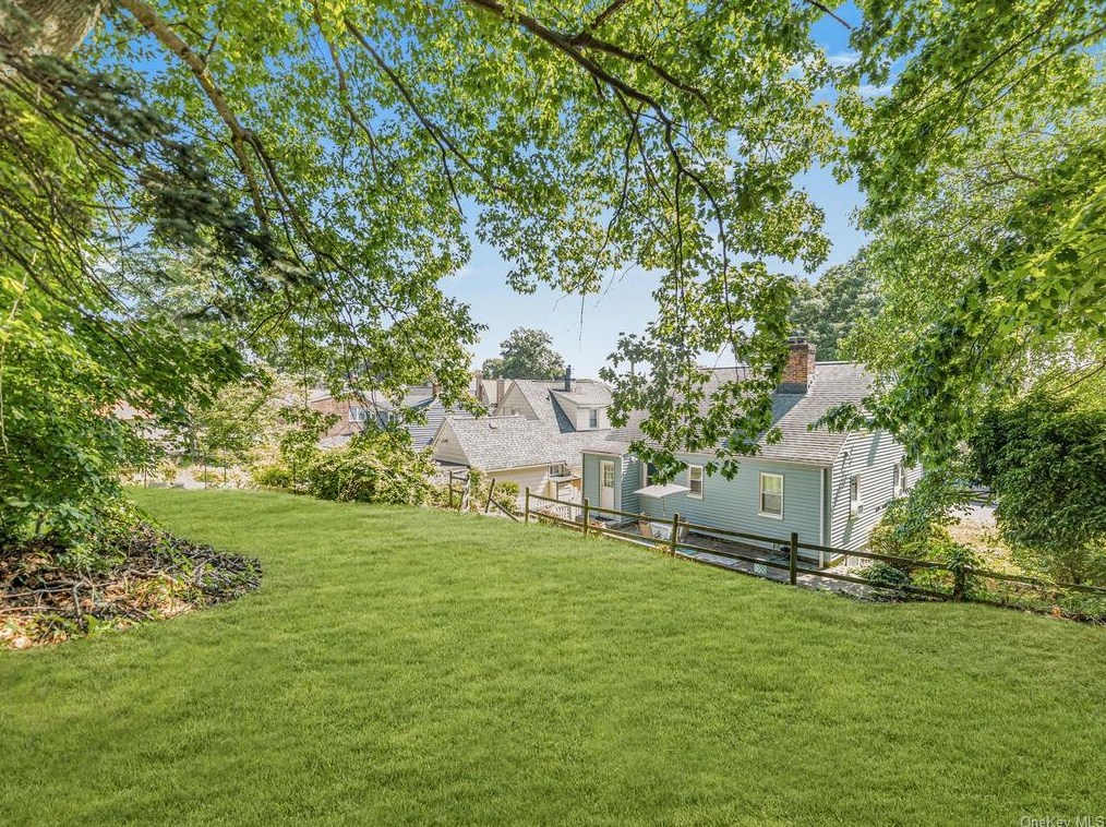 13 Hardy Pl, Yonkers NY  10703-1407 exterior