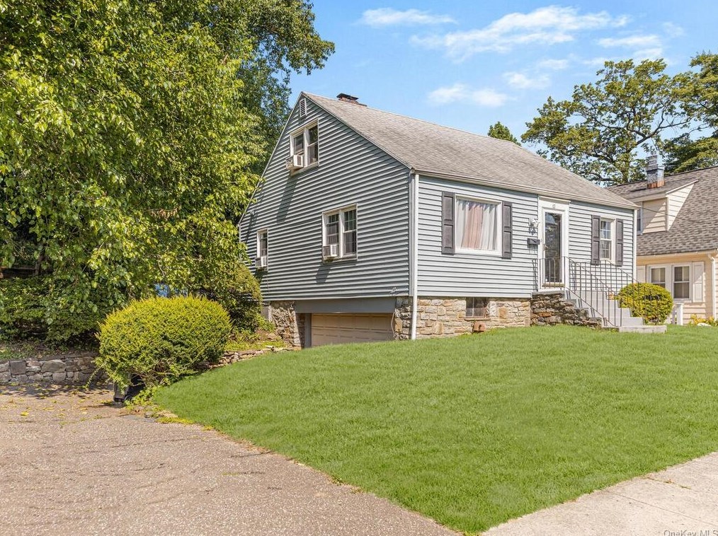 13 Hardy Pl, Yonkers NY  10703-1407 exterior