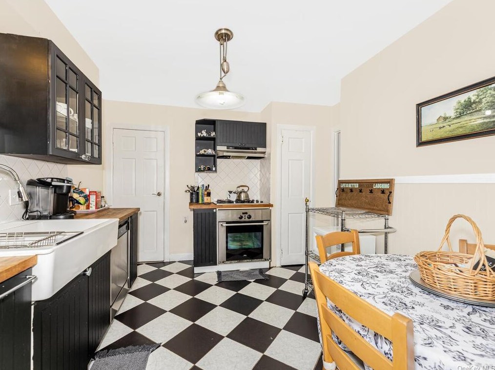 13 Hardy Pl, Yonkers NY  10703-1407 exterior