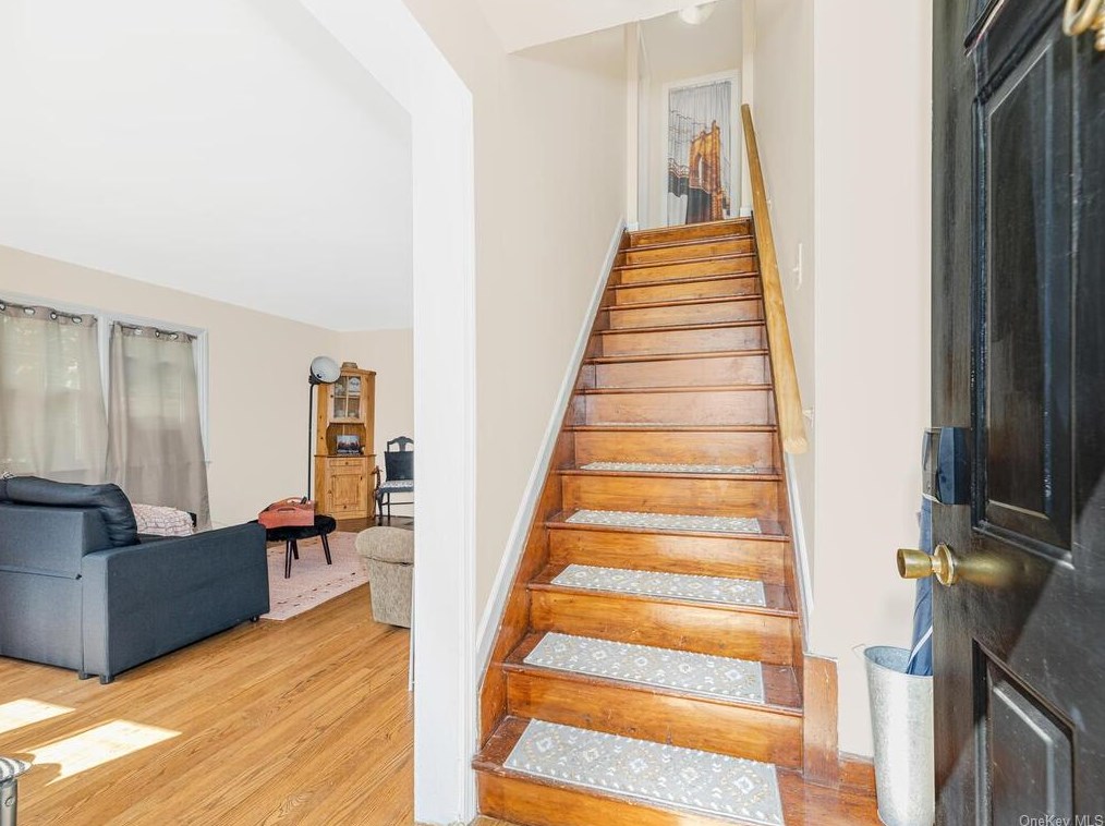 13 Hardy Pl, Yonkers NY  10703-1407 exterior