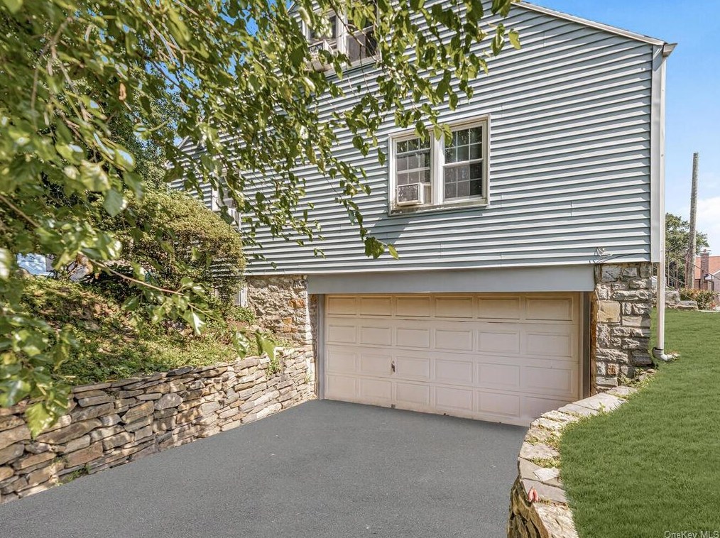 13 Hardy Pl, Yonkers NY  10703-1407 exterior