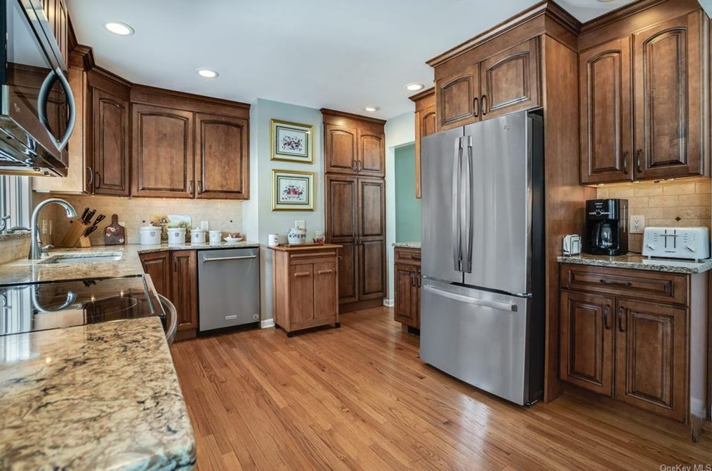 102 Meadow Ln, Poughkeepsie NY 12603-3278 exterior