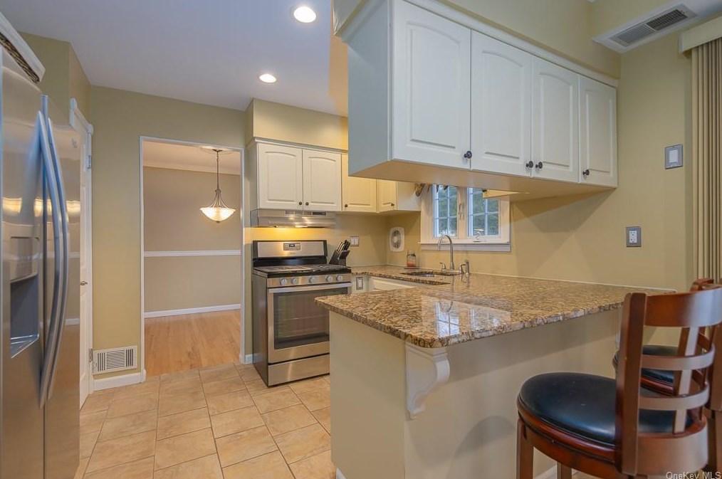 12 Elyse Dr, New City NY  10956-3308 exterior