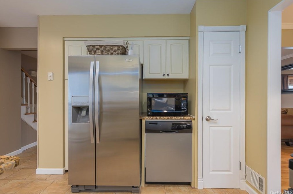 12 Elyse Dr, New City NY  10956-3308 exterior