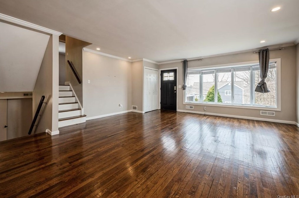 23 Montrose Rd, Yonkers NY  10710-2801 exterior