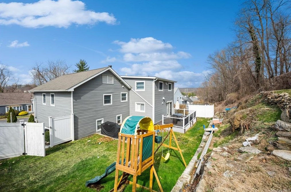 23 Montrose Rd, Yonkers NY  10710-2801 exterior