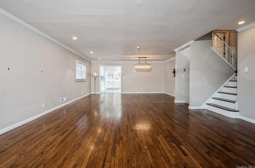 23 Montrose Rd, Yonkers NY  10710-2801 exterior