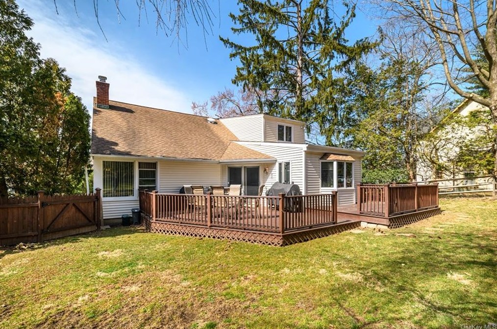 44 Valley View Ter, Mount Kisco NY  10549-1512 exterior