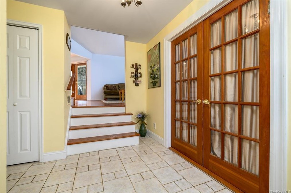 44 Valley View Ter, Mount Kisco NY  10549-1512 exterior