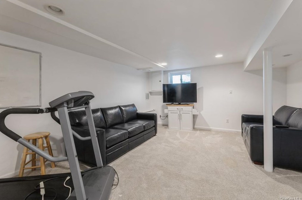 9 Cavalry Dr, New City NY  10956-5201 exterior