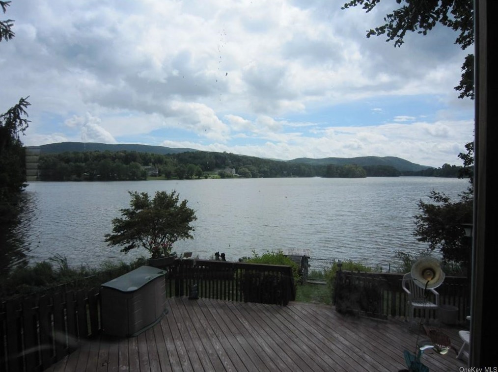 515 Shr Dr, Newburgh NY  12553-5487 exterior