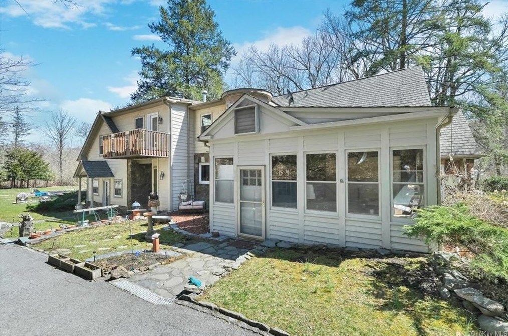 957 State Route 32, Highland Mills NY  10930-2309 exterior