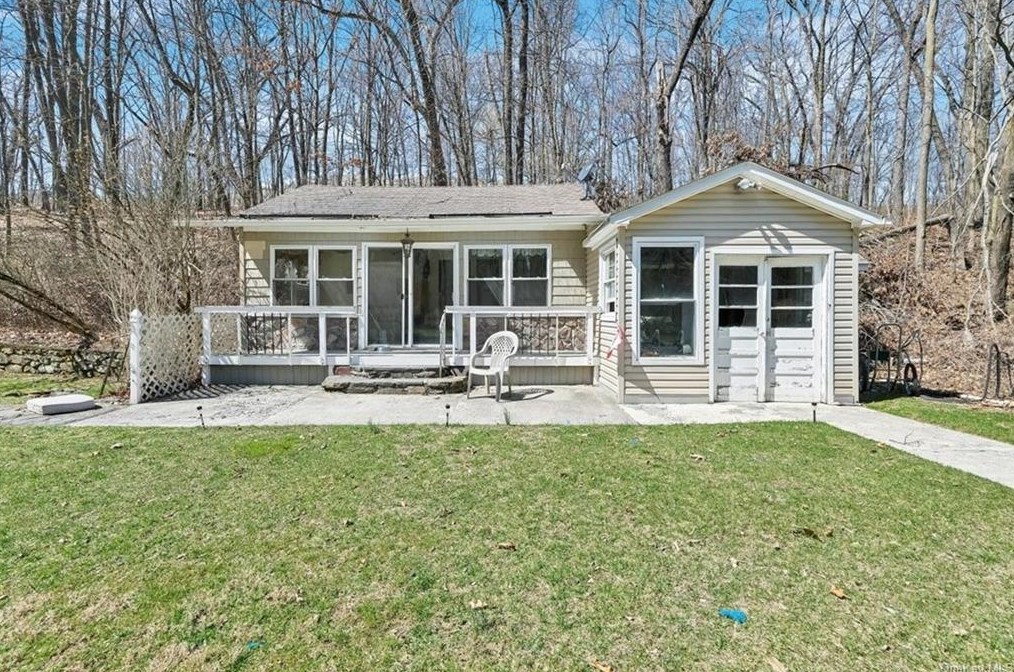 957 State Route 32, Highland Mills NY  10930-2309 exterior