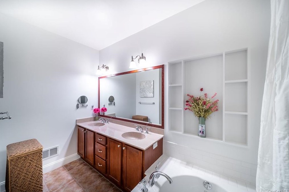 31 Four Corners Blvd, East Fishkill NY  12533-4309 exterior