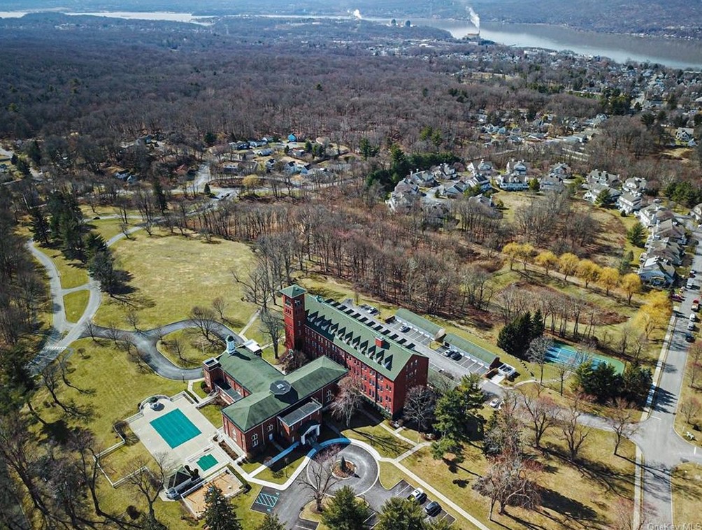 38 Bayberry Dr, Peekskill NY  10566-4859 exterior