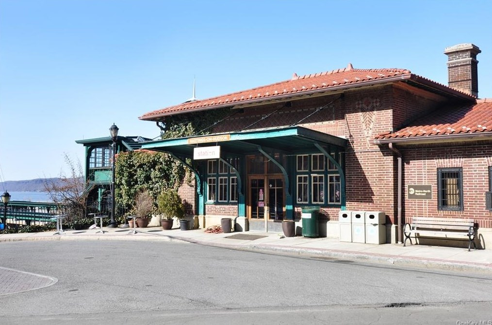 21 Pleasant Ave, Yonkers NY  10706-1116 exterior