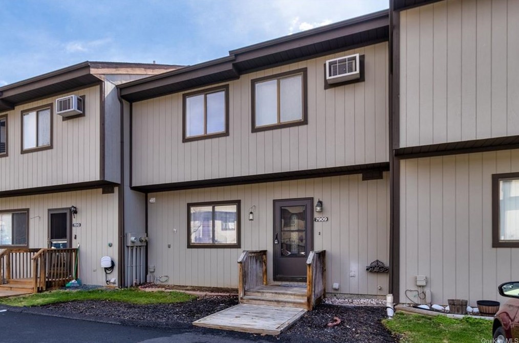 7909 Chelsea Cv, East Fishkill NY  12533-7130 exterior