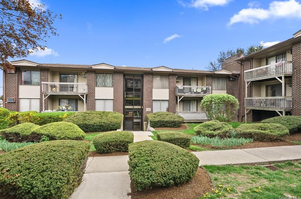 291 Country Club Ln, Mount Ivy NY  10970-2524 exterior