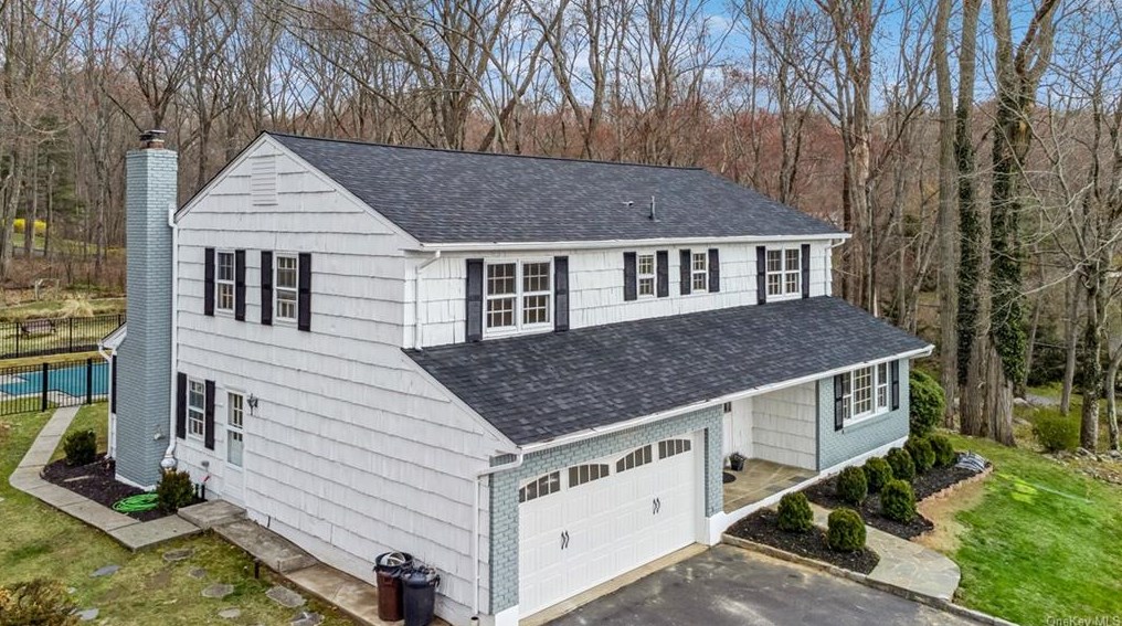 8 Lalli Dr, Katonah NY  10536-3132 exterior