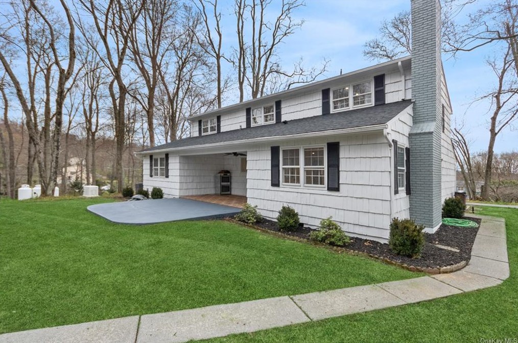 8 Lalli Dr, Katonah NY  10536-3132 exterior