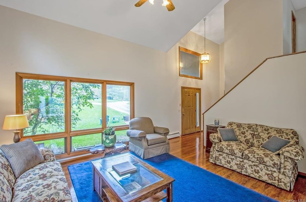 17 Hidden Valley Ln, Rock Tavern, NY 12575