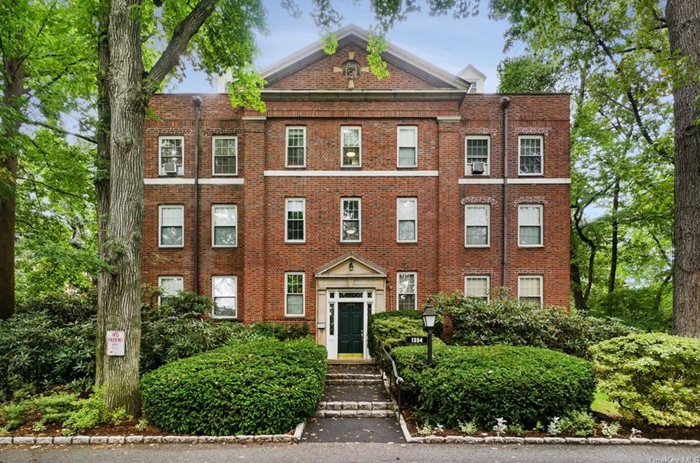 1354 Midland Ave, Yonkers NY  10708-6806 exterior