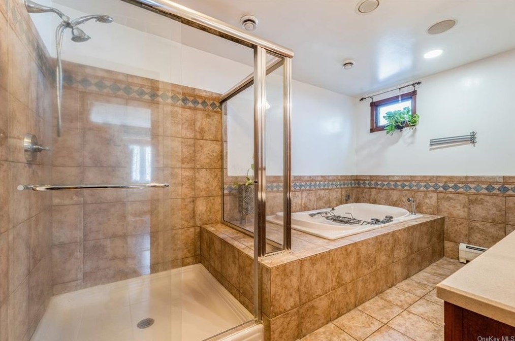 181 Ehrhardt Rd, Chestnut Ridge NY  10965-1930 exterior