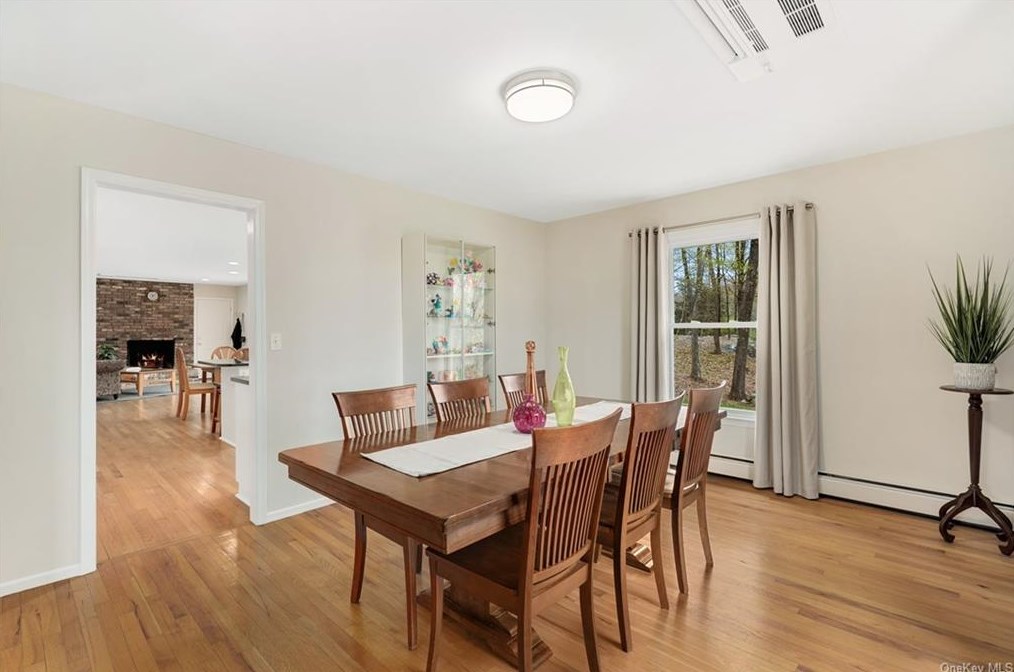 6 Cornwall Ct, Katonah NY  10536-2501 exterior