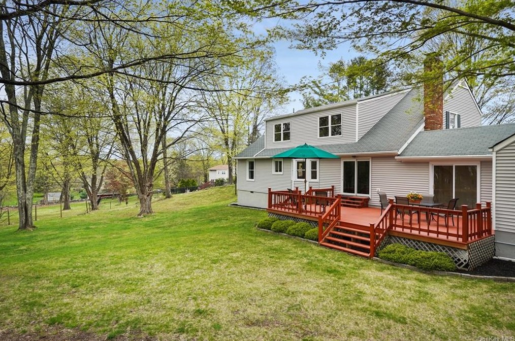 6 Cornwall Ct, Katonah NY  10536-2501 exterior