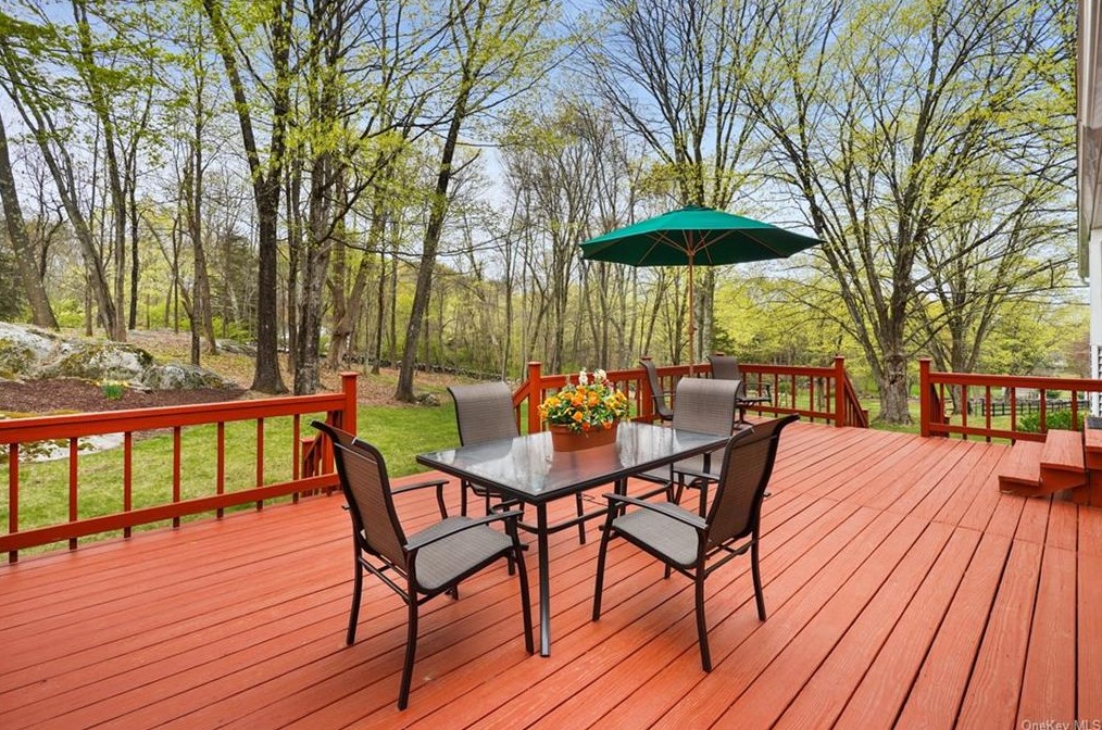 6 Cornwall Ct, Katonah NY  10536-2501 exterior