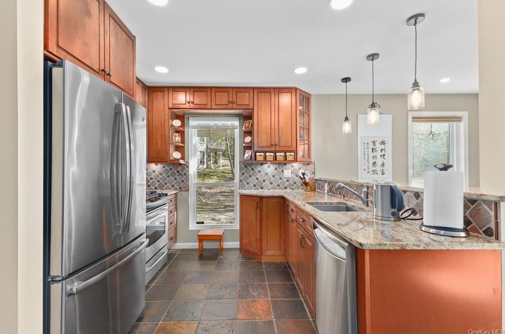 65 Villa Dr, Peekskill NY  10566-4940 exterior