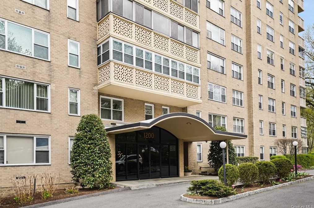 1200 Midland Ave, Yonkers NY  10708-6467 exterior