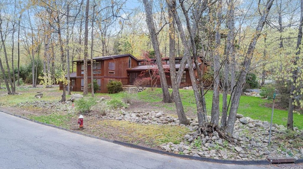 6 Burning Brush Ct, Mount Ivy NY  10970-2015 exterior