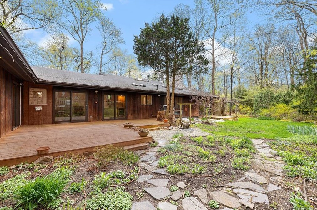 6 Burning Brush Ct, Mount Ivy NY  10970-2015 exterior