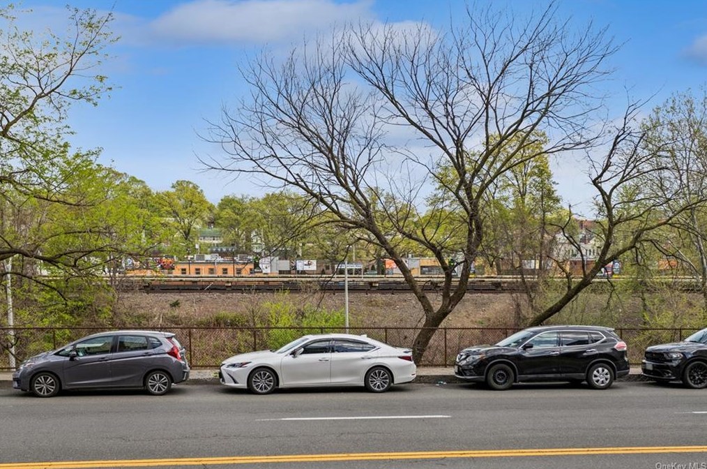 365 Bronx River Rd, Yonkers NY  10704-3445 exterior
